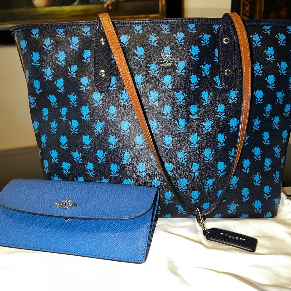 Supper cute Coach tote with matching wallet set of 2